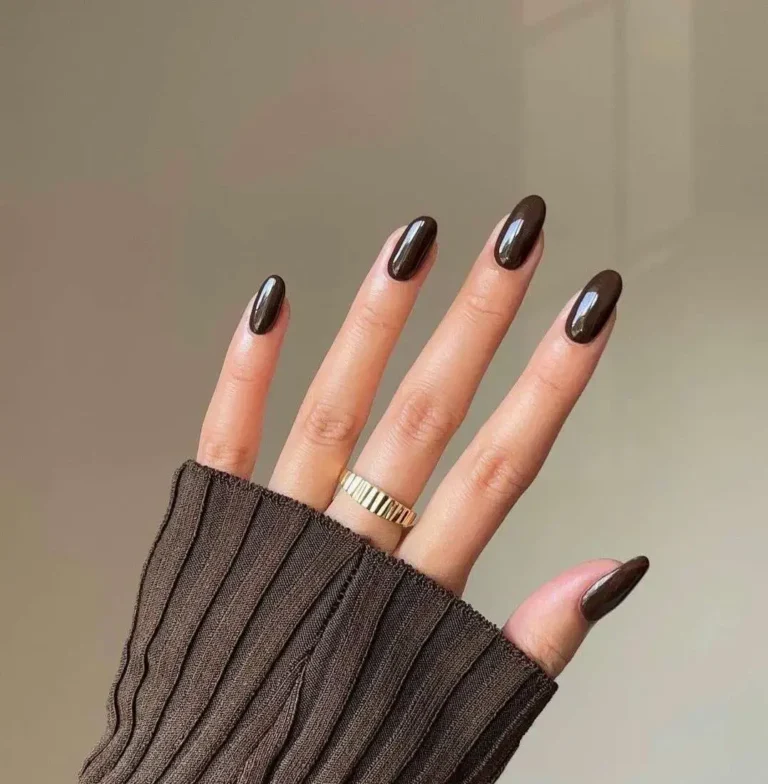 Vernis marron chocolat, couleur chaude et réconfortante pour l'hiver 2024, idéale pour un look élégant.